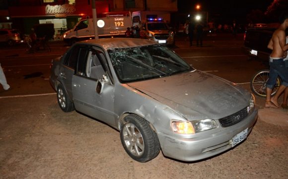 Carro onde a vítima estava foi desvirado por populares - Foto: Varlei Cordova / AGORA MT
