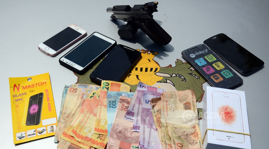 Dinheiro e objetos recuperados - Foto: Varlei Cordova / AGORA MT