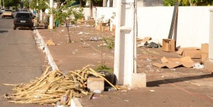 Imagem: Lixo na Calcada do Cemiterio 04 Visita ao cemitério resulta em quilos de lixo nas calçadas