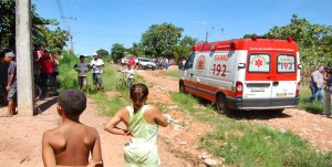 Imagem: samu levando o homem baleado na vila olinda Homem é baleado na Vila Olinda