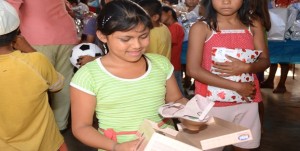 Imagem: Indios Recebe presentes de Natal 01 Crianças da Aldeia Tadarimana recebem presentes de Natal
