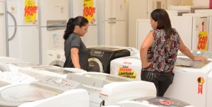 Imagem: Mulheres comprando lavadora 01 Lojas de Rondonópolis já anunciam redução do IPI para linha branca