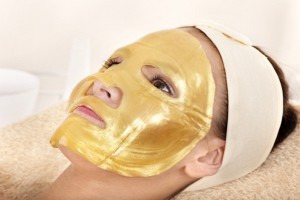 Febre em salões do Rio de Janeiro, a máscara facial de ouro promove regeneração celular 