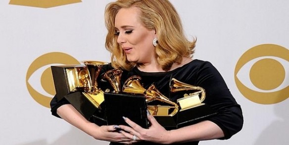 Imagem: Adele Adele volta a cantar e conquista seis prêmios na 54ª edição do Grammy