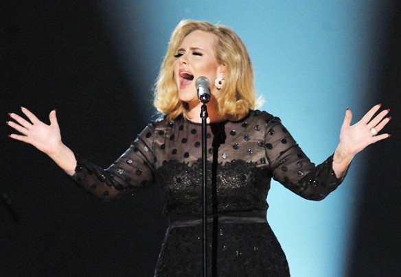 Imagem: Adele volta a cantar no Grammy 2012 "não lavar o cabelo não significa falta de higiene", diz Adele