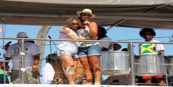 Imagem: Claudia Leitte e Ivete Sangalo Ivete Sangalo e Claudia Leitte cantam juntas em Salvador