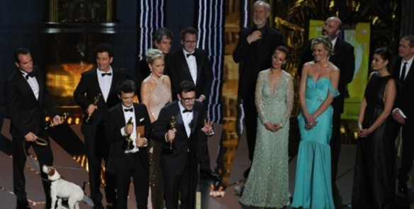 Imagem: Produtor Thomas Langmann diretor Michel Hazanavicius e elenco de O Artista sobem no palco após a vitória do filme no Oscar 2012 Confira os vencedores do Oscar 2012