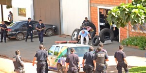 Imagem: Tentativa de assalto na loja eldorado pneus 01 Assaltantes invadem loja e fazem refém