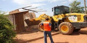 Imagem: demolição Defesa Civil remove família de área de risco na Vila Mamed