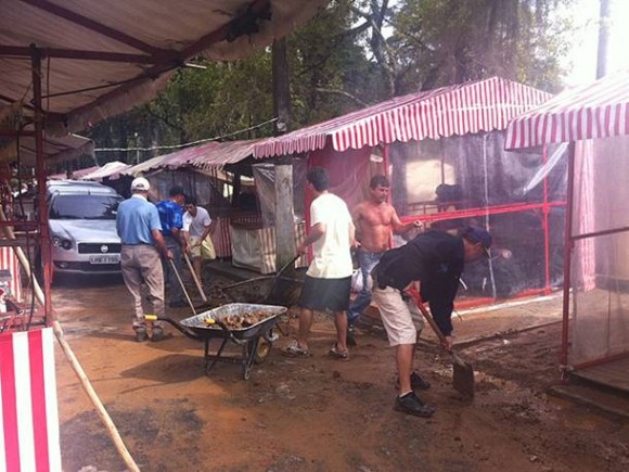 Imagem: Cmerciantes fazem limpeza na Feirinha Sobe para 994 o número de desabrigados em Teresópolis devido a chuvas