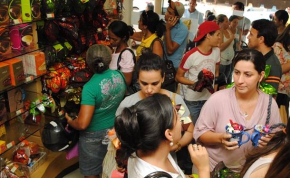 Imagem: Consumidores Rondonopolitanos enfrentam filas para garantir ovos de páscoa