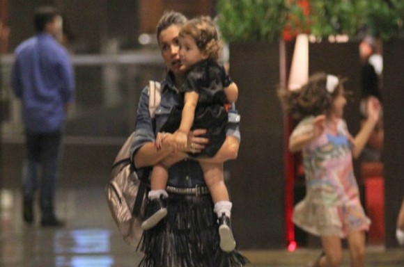 Imagem: Flavia Alessandra... Flávia Alessandra passeia com a filha em shopping