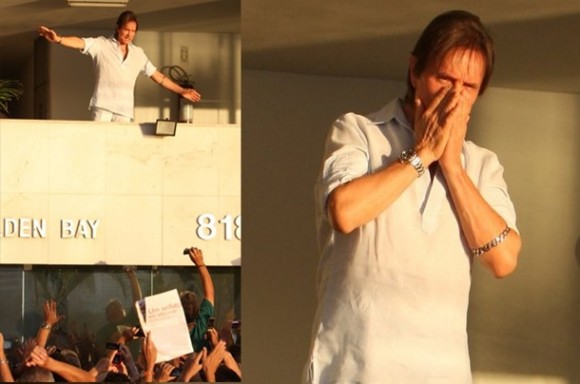 Imagem: Roberto Carlos . Roberto Carlos recebe carinho dos fãs no dia do seu aniversário