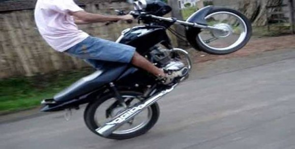 Imagem: motoqueiro empina moto Delegado esclarece sobre o crime de direção perigosa