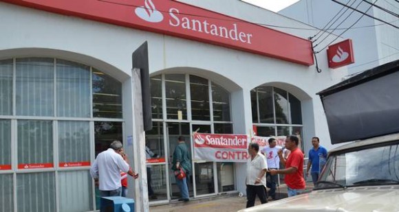 Imagem: Banco Santander protesto sindicato dos bancarios 24 de maio de 2012 Após 9 dias, greve dos bancários pode acabar quinta-feira