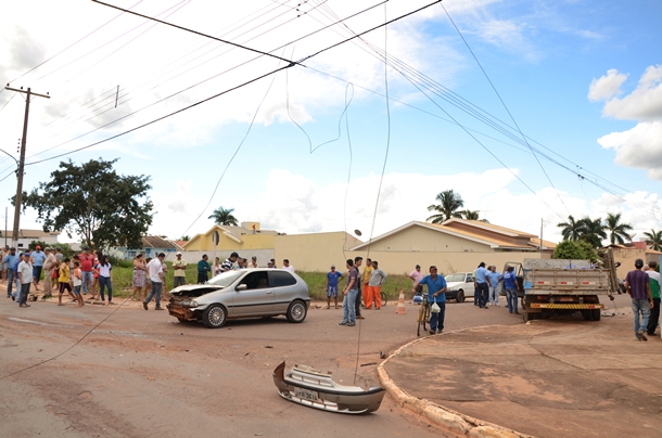 Imagem: Caminhonte deruba poste na Rua Rio Branco  01