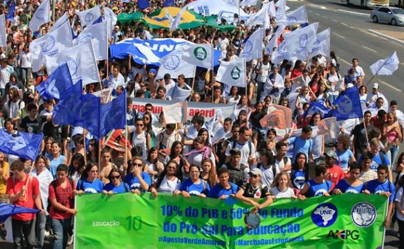Imagem: une UNE faz manifestação em defesa do Plano Nacional de Educação