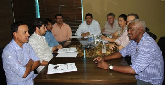 Imagem: vereadores e prefeito Prefeitura recebe apoio de empresariado para executar Operação Tapa-Buraco