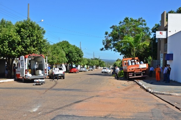 Imagem: Acidente na Av Tiradentes com a Poxoreu 01 Acidente entre caminhão e carro deixa uma pessoa ferida