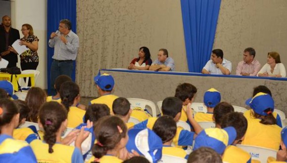 Imagem: Educacao entrega de material para crianaças AABB dia 21 de junho de 2012 Prefeito defende duplicação de programa educacional