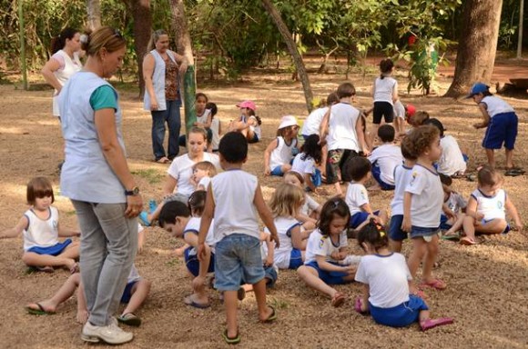Imagem: Horto Florestal Criancas realizando atividade fisica 02 Crianças e idosos passam à tarde em atividades no Horto Florestal