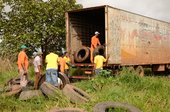 Imagem: Lixao da mata grande carregando pneus 01 Pneus são retirados do lixão da Mata Grande