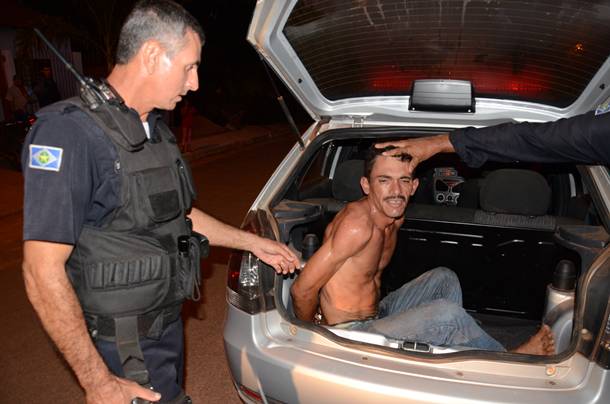 Imagem: PM prende ladrao de carro 13 de junho de 2012 03