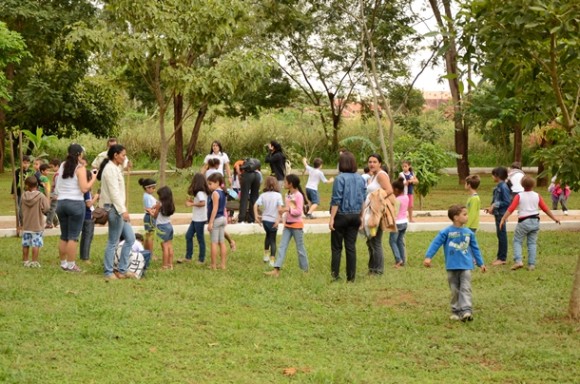 Imagem: Plantio de arvores na Vila Cardoso pelos alunos da escola Adventista 01 Crianças fazem plantio de árvores