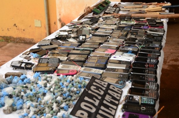 Imagem: celulares na mata grande 01 Mais de 100 celulares são retirados de dentro da ‘Mata Grande’