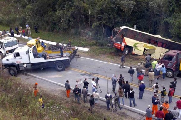 Imagem: ACIDENTE Número de mortos em acidente de ônibus no PR sobe para 10; diz polícia