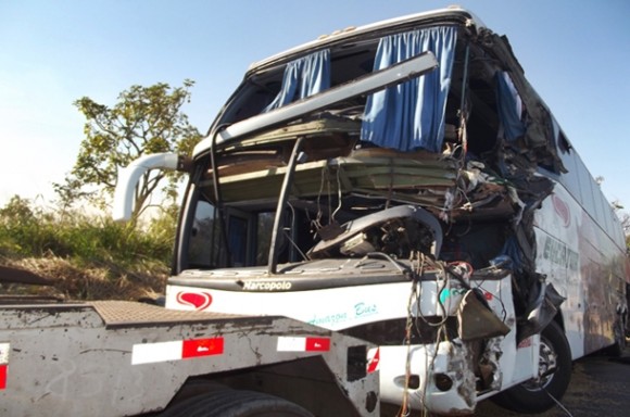 Imagem: Acidente em Jaciara com onibus da eucatur Acidente entre carreta e ônibus mata duas pessoas