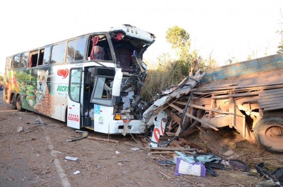 Imagem: Acidente na BR 163 KM 46 03 Ônibus bate em traseira de caminhão e motorista morre na hora