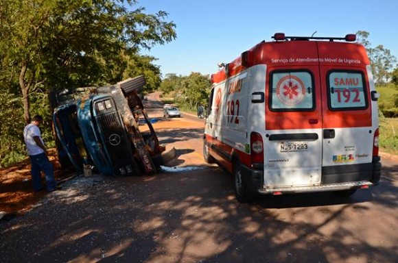 Imagem: Acidente na MT 270 com caminhao 01 No 1º dia de emprego, motorista perde controle e tomba caminhão