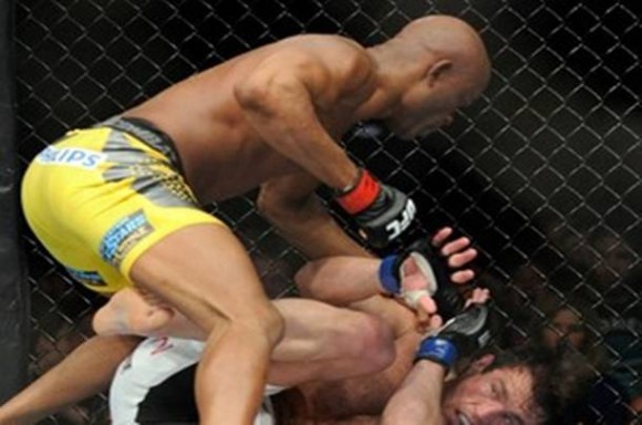 Imagem: Anderson Silva em luta no UFC Anderson Silva vence pela 15ª vez no UFC