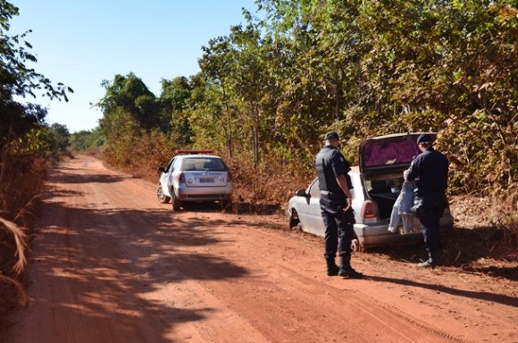 Imagem: Carro localizado no Campo Limpo 01 Carro com placas de Goiás é abandonado na região rural de Rondonópolis