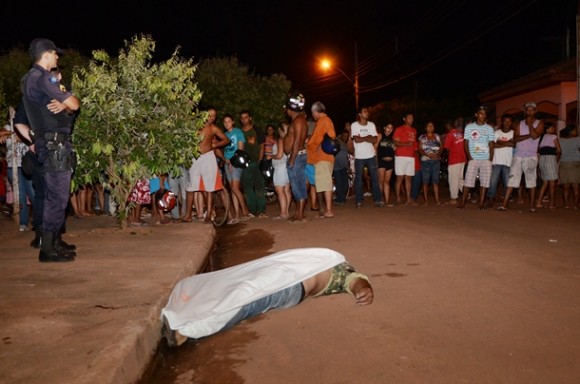Imagem: Homicidio na Av Sao Pedro Vila Mamed 011 Homem leva quatro tiros na Vila Mamed (ATUALIZADA)
