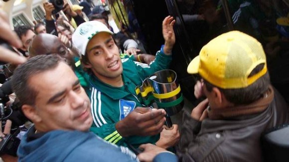 Imagem: Valdivia Com festa, Verdão chega a São Paulo nos braços da torcida