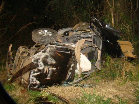 Imagem: carro Carro capota e dois morrem em acidente