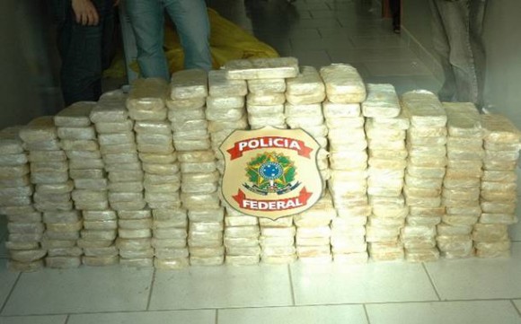 Imagem: drogas PF1 Operação da PF apreende 245 kg de cocaína, avião e prende 3 em MT
