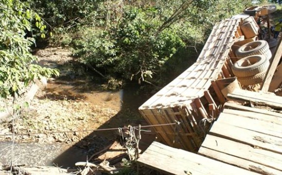 Imagem: ponte 1 Ponte desaba com caminhão carregado de materiais de construção