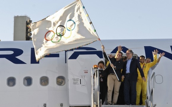 Imagem: Bandeira olimpica no rio Bandeira oficial dos jogos olímpicos chega ao Rio