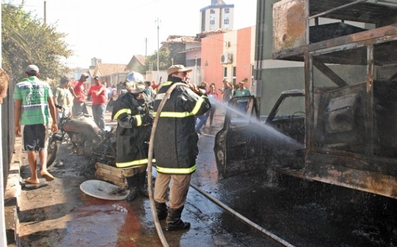 Imagem: Caminhão pega fogo na Av. Dom Pedro II 01 Caminhão de som pega fogo no centro da cidade