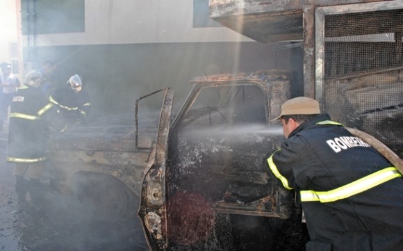 Imagem: Caminhão pega fogo na Av. Dom Pedro II 03 Caminhão de som pega fogo no centro da cidade