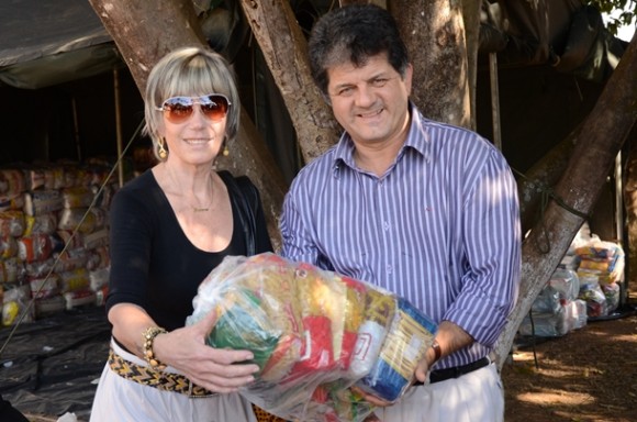 Imagem: Entrega de alimentos da exposul 2012 02 Entidades recebem alimentos arrecadados em show