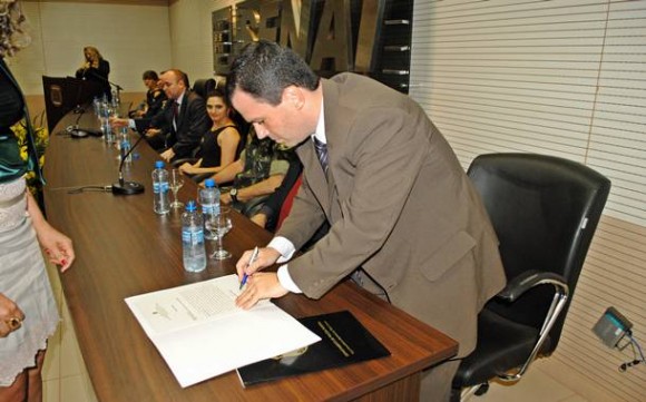 Imagem: Novo delegado assinando termo Paulo Repetto assume delegacia da Polícia Federal de Rondonópolis