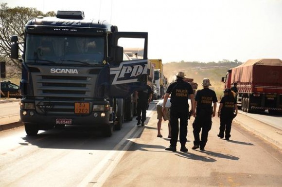 Imagem: PF barreira na delegacia da PRF PF faz operação padrão e BR-364 já tem 10 km de congestionamento