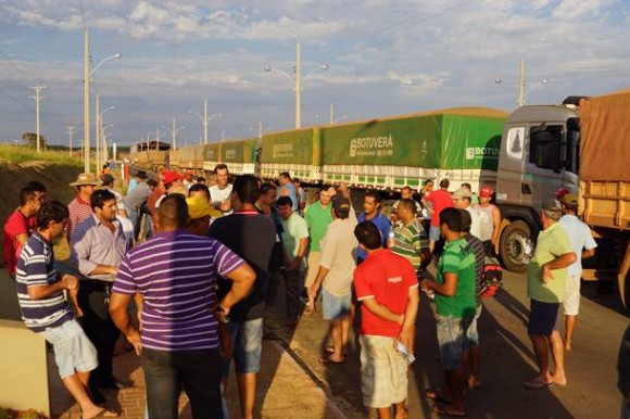 Imagem: caminhoneiros 1 Caminhoneiros paralisados chegam a 3 mil em Alto Taquari