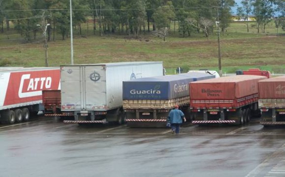 Imagem: caminhão parado Bloqueios em rodovias deixam postos de combustíveis superlotados
