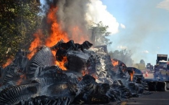 Imagem: carreta pega fogo Pesquisa indica que Trânsito mata quase 130 pessoas por dia no Brasil