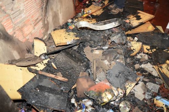 Imagem: casa pega fogo no Jardim Maracana Mãe deixa crianças sozinhas e casa pega fogo